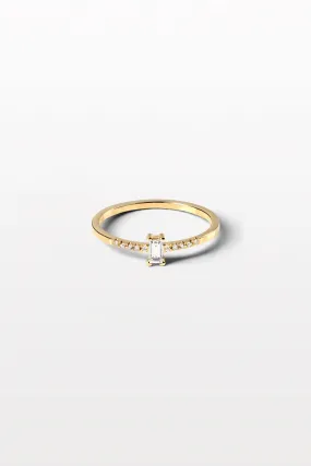 2. 1 05 18K Gold Ring w. Diamond